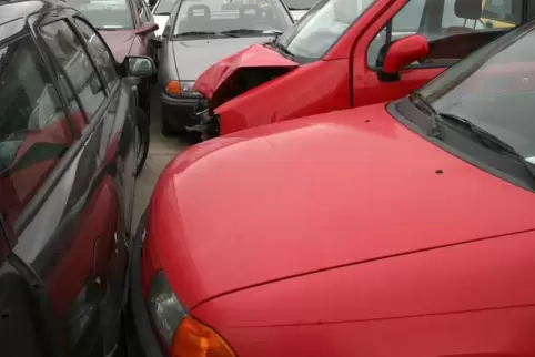 Alte Autos, die auf einem Privatgelände in der Miesenbacher Straße stehen, sind für die Stadt Ramstein schon länger ein großes Ä
