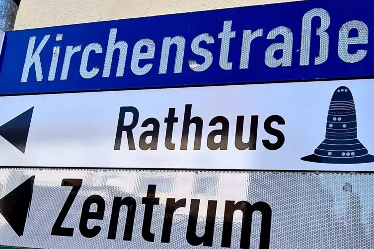 Abbildungen des Goldenen Huts sind nun auf den Wegewesiern zum Rathaus. 