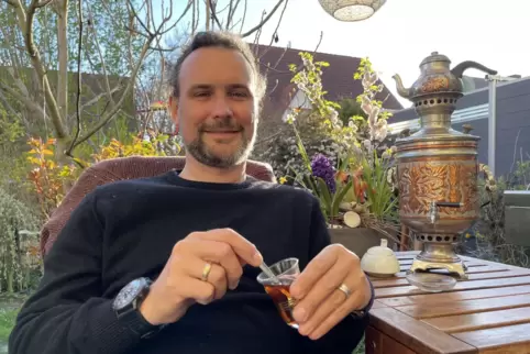 Martin Moritz zelebriert das Teetrinken mit seinem Samowar schon mal über mehrere Stunden – so viel Zeit muss sein. 