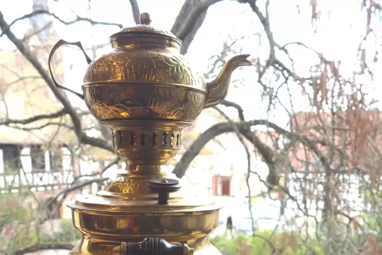Ein Geschenk an die Stadt Schifferstadt ist der Samowar, der bei Ilona Volk im B&uuml;ro steht. 
