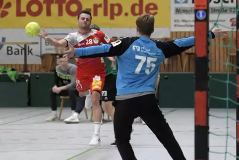 Denni Djozic (am Ball, hier gegen Torwart Mika Schwenken) hielt mit seinen Würfen die TSG Haßloch zumindest im Spiel. 