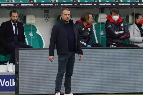 Der Abstand blieb gewahrt: Hansi Flick, links hinten Hasan Salihamidzic.