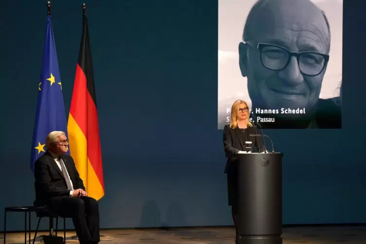 Sie verlor ihren Ehemann. Die 57-jährige Anita Schedel erinnert an ihn. Links: Bundespräsident Frank-Walter Steinmeier.