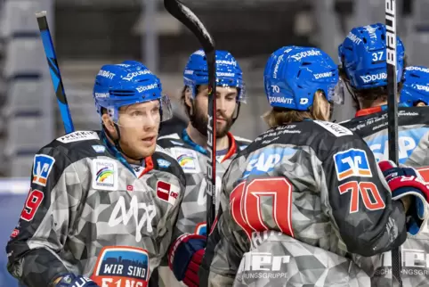 David Wolf (links) jubelt nach seinem Tor zum 1:0 für die Adler. 
