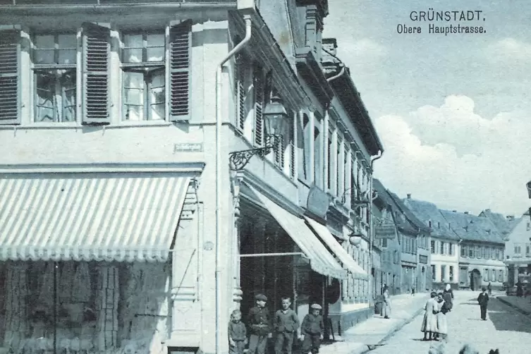 Die Postkarte von 1905 zeigt das Kaufhaus auf dem Schillerplatz mit Blick in die Hauptstraße. 
