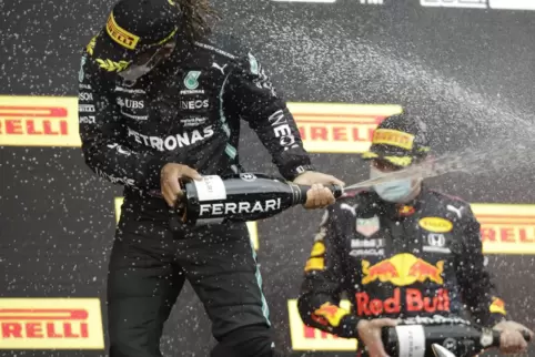 Sektdusche auf dem Podest: Lewis Hamilton (links) und Max Verstappen feiern. 