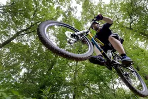 Die Polizei vermutet, dass der Draht Mountainbikern galt. Die Polizei vermutet, dass der Draht Mountainbikern galt.