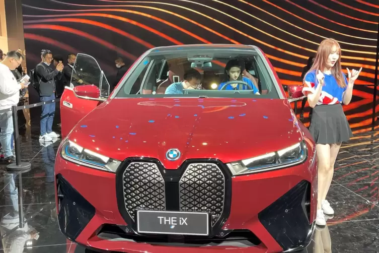 Zurzeit findet die internationale Automesse in Schanghai statt . BMW zeigt dort unter anderem die vollelektrische Geländelimousi