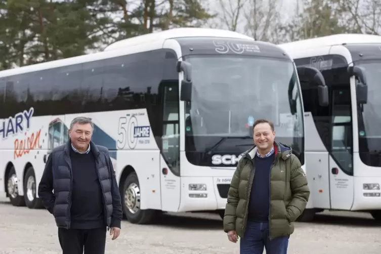  Hoffen, dass ihre Reisebus-Flotte bald wieder unterwegs sein kann (von links): Engelbert und Christian Schary. 