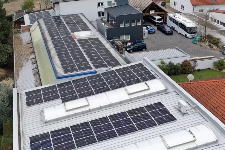 Die großen Dachflächen der Produktionshalle haben sich für Photovoltaik geradezu angeboten.