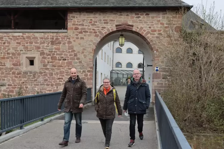 Der Vorstand der Burgspiele Altleiningen, von links: Zweiter Vorsitzender Markus Barnert, Vorsitzende Susanne Rechner und Öffent