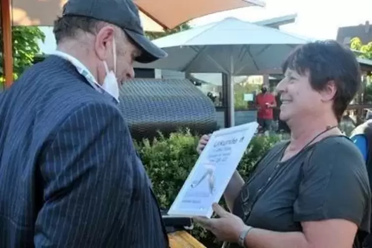 Vorsitzende Birgit Dawo &uuml;berreicht Arthur M&uuml;ller die Urkunde. 