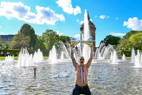 Der „Monnemer Bu“ mit dem Meisterpokal vor dem Wasserturm: Dafür ging David Wolf 2019 nur zu gern baden. 