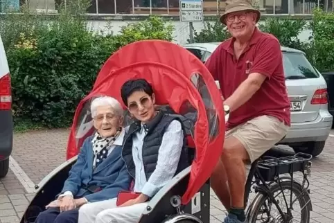 Oft sind auch Verwandte von Bewohnern mit der Rikscha unterwegs.
