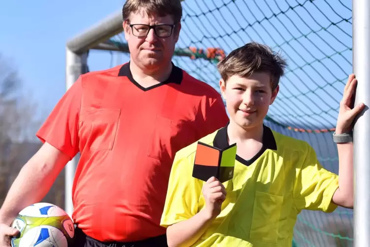 Vater und Sohn als Schiedsrichter aktiv: Thomas und Niclas Lisiecki aus Kirrweiler. Beide pfeifen für unterschiedliche Vereine.