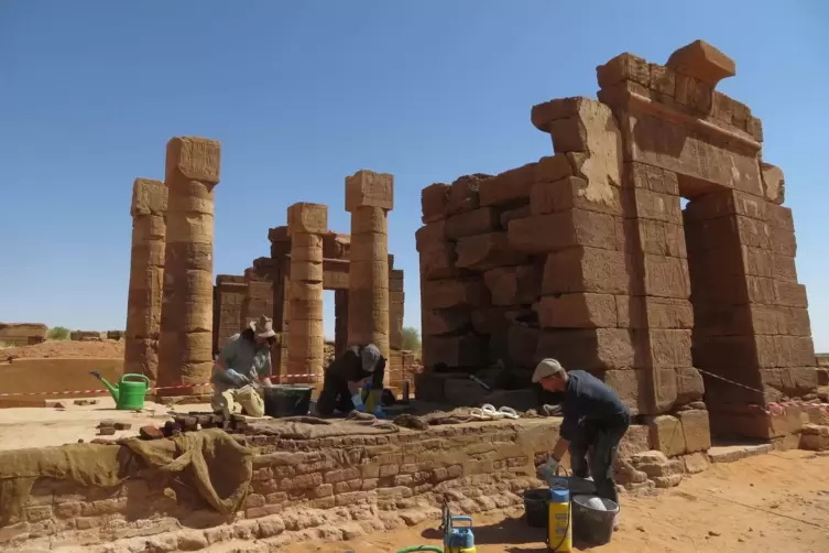 Archäologie mit Pinselchen und Drohnen: Mitarbeiter des Naga-Projekts im Sudan.