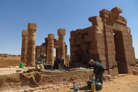 Archäologie mit Pinselchen und Drohnen: Mitarbeiter des Naga-Projekts im Sudan.