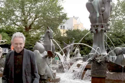 Der Schöpfer und sein Werk: Bildhauer Gernot Rumpf vor dem von ihm gestalteten Kaiserbrunnen. Das Foto wurde 2012 aufgenommen.