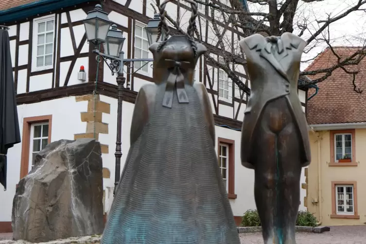 Gemeinsam mit seiner Frau Barbara schuf Gernot Rumpf dieses bronzene Biedermeier-Paar mit der &bdquo;Napoleonsbank&ldquo; (nicht im Bild), d