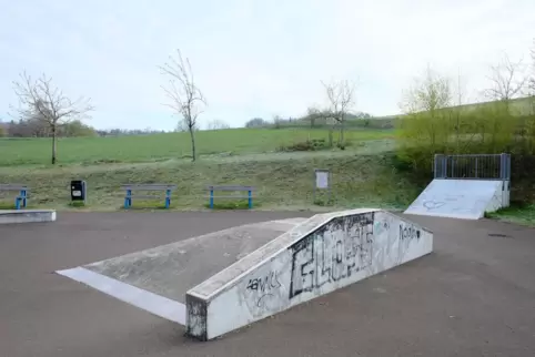 Auf diesem Feldweg oberhalb der Einöder Skaterbahn hat im vergangenen Jahr ein junger Mann einen anderen erstochen, 