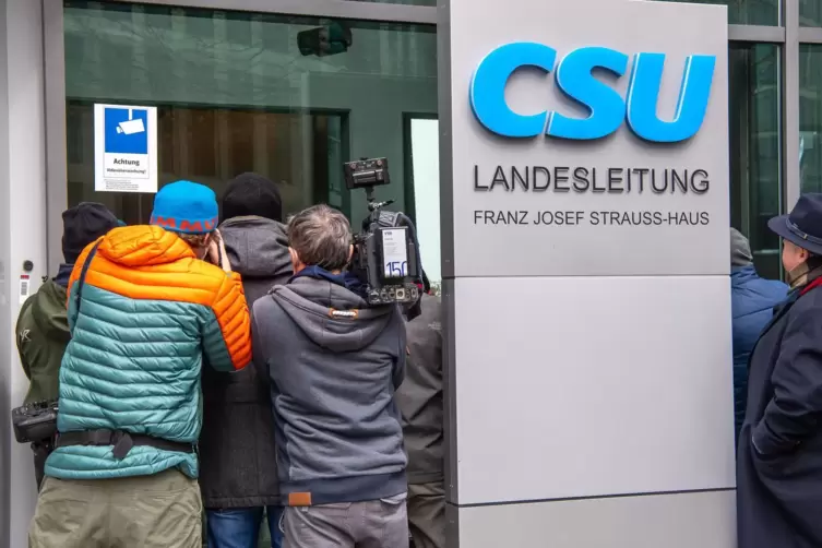 Was geht da vor sich? Nicht nur Journalisten versuchen am Montag, Einblick in das Innere der CSU-Zentrale in München zu erhasche