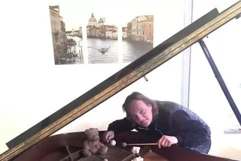 In der Musikschule Germersheim, hier Leiter Bernhard Stephan, gibt es nur Einzel- oder Online-Unterricht.