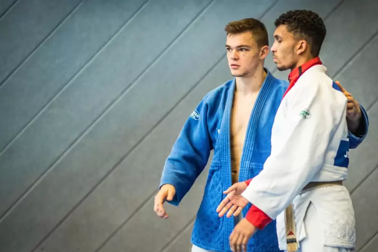 Judoka Michel Adam (links) w&uuml;rde bestraft werden, wenn er grundlos die Matte verlie&szlig;e.