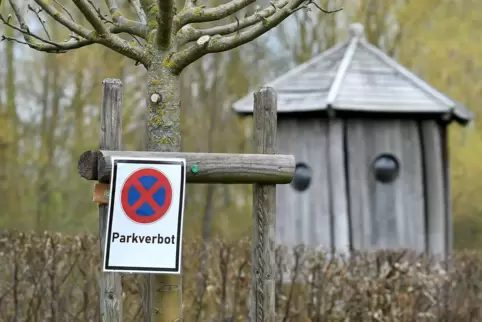Unmittelbar an der Piratenbucht in Morschheim ist Parkverbot. Doch daran halten sich nicht alle Besucher. 