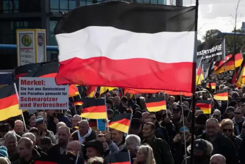 Wird oft bei rechtspopulistischen Demonstrationen gehisst: die Reichsflagge. Erst kürzlich wurde sie aber auch in Rödersheim-Gro