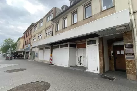 Aus Sicht der Verwaltung „ein laufendes Bauprojekt“: die Immobilie am Nordende des Rathausplatzes. Ihr Zustand werde sich „gemäß