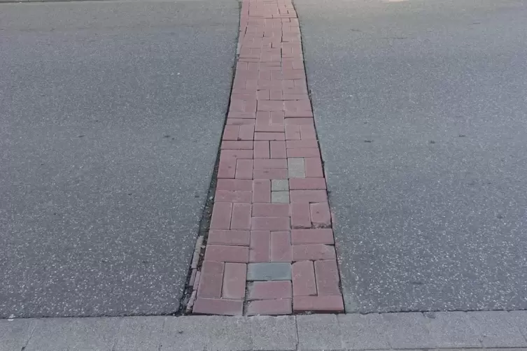 Dieses Foto aus Gerolsheim zeigt, wie die Stra&szlig;e dort &bdquo;zugemacht&ldquo; wurde. 