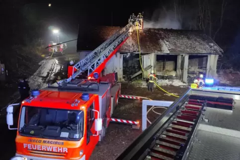 Die rückwärts rangierende Drehleiter nähert sich dem Brandherd.
