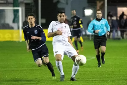 Mechtersheims Mittelfeldmotor: Kevin Schwehm (links) mit Sanel Catovic (Arminia Ludwigshafen).