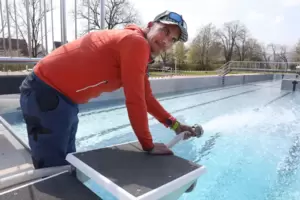 Werkleiter Timo Graf hofft auf eine Öffnung des Freibads in Edesheim. 