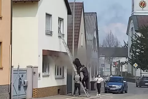 Gerettet: Über eine Leiter können zwei Bewohner und ein Hund das Haus verlassen.