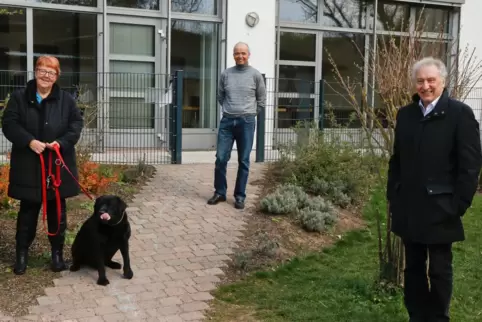 Elisabeth Dominke und Hund Vito sind die neuen Ansprechpartner in der Pfarrgemeinde Rockenhausen mit Katzenbach. Vorne rechts Vo
