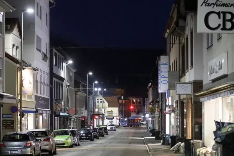 Stra&szlig;e ohne Verkehr: Sonst ist die Kaiserstra&szlig;e in Landstuhl Hauptdurchgangsstrecke, jetzt ist sie ab 21 Uhr sozusagen verwaist.