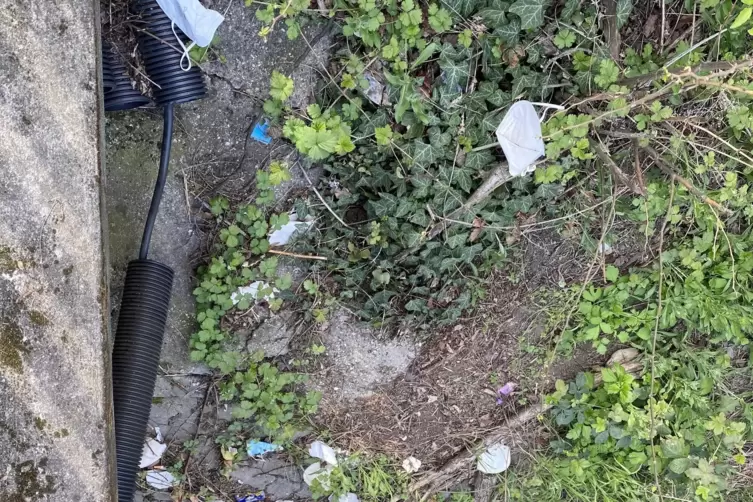 Obere Langgasse: allzu viel Masken-M&uuml;ll.