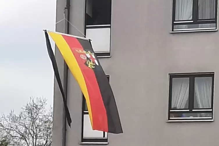 Mit Trauerflor: Flagge zum Corona-Gedenken in der Remlingstra&szlig;e.
