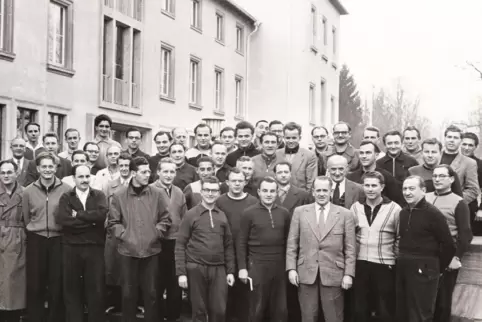  Sepp Herberger (vordere Reihe, Dritter von rechts) im Kreis von Lehrern bei einem Fortbildungskurs in den 50er-Jahren in der Sp