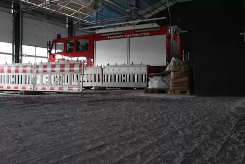Der Boden in der Fahrzeughalle des Eisenberger Feuerwehr-Gerätehauses muss teilweise entfernt werden, deshalb entstehen 80.000 E