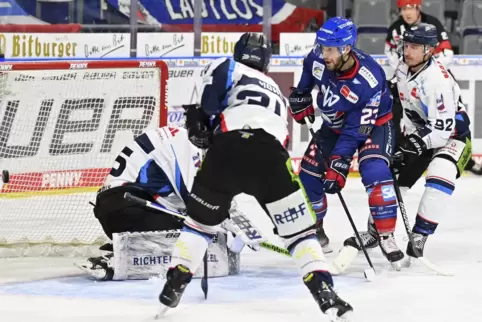 Das 2:1 für die Adler: Taylor Leier (Zweiter von rechts) trifft. Aber das reichte nicht.