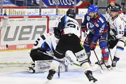 Das 2:1 für die Adler: Taylor Leier (Zweiter von rechts) „arbeitet“ den Puck förmlich über die Torlinie. 