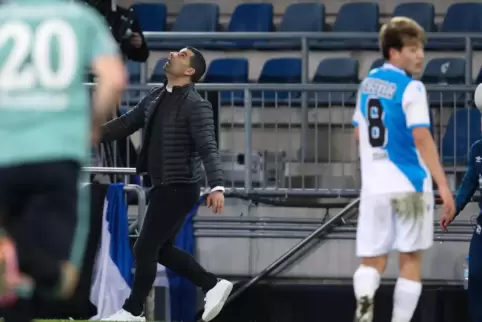 Szene vom Spiel der Schalker in Bielefeld: Schalkes Trainer Dimitrios Grammozis schaut zum Himmel - ach von dort kam keine Hilfe