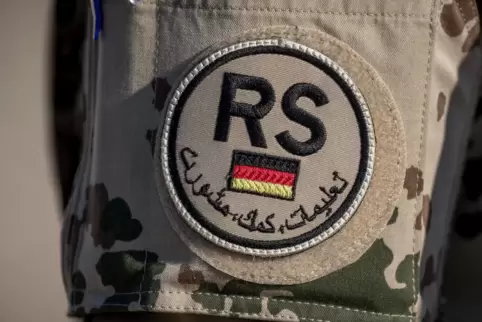 Afghanistan: Das Schulterpatch der Nato-Mission Resolute Support auf der Uniform eines Bundeswehrsoldaten.