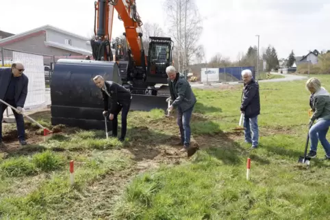 Jetzt geht’s los: Bürgermeister Ralf Hechler (Mitte) und seine drei Beigeordneten Ludwig Linsmayer (ganz links) , Hans Roos (Zwe