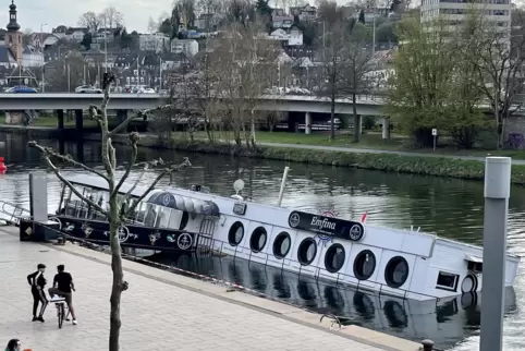 Das Saarbrücker „Schwimmschiff“ an der Berliner Promenade, heute als Shisha-Bar bekannt, hängt mit Schlagseite in der Saar.