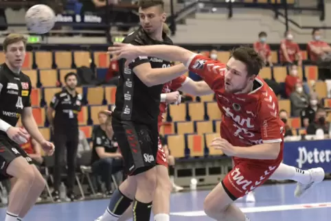 Macht nach seiner Schulterverletzung weiter Fortschritte: Eulen-Spielmacher Dominik Mappes (rechts). 