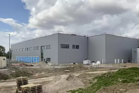 Die Hallen stehen, im Mai soll der Innenausbau und im September der Betrieb starten.