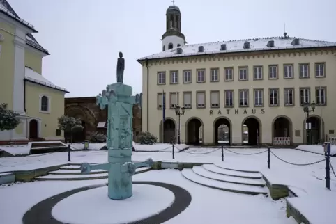 Mitte Januar präsentierte sich Frankenthal - hier der Brunnen am Rathaus – für wenige Tage winterlich. 